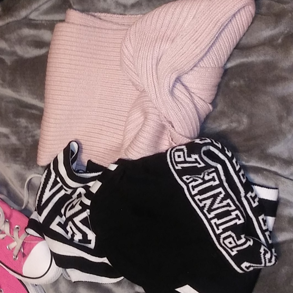 Nwot pink scarves and beanies